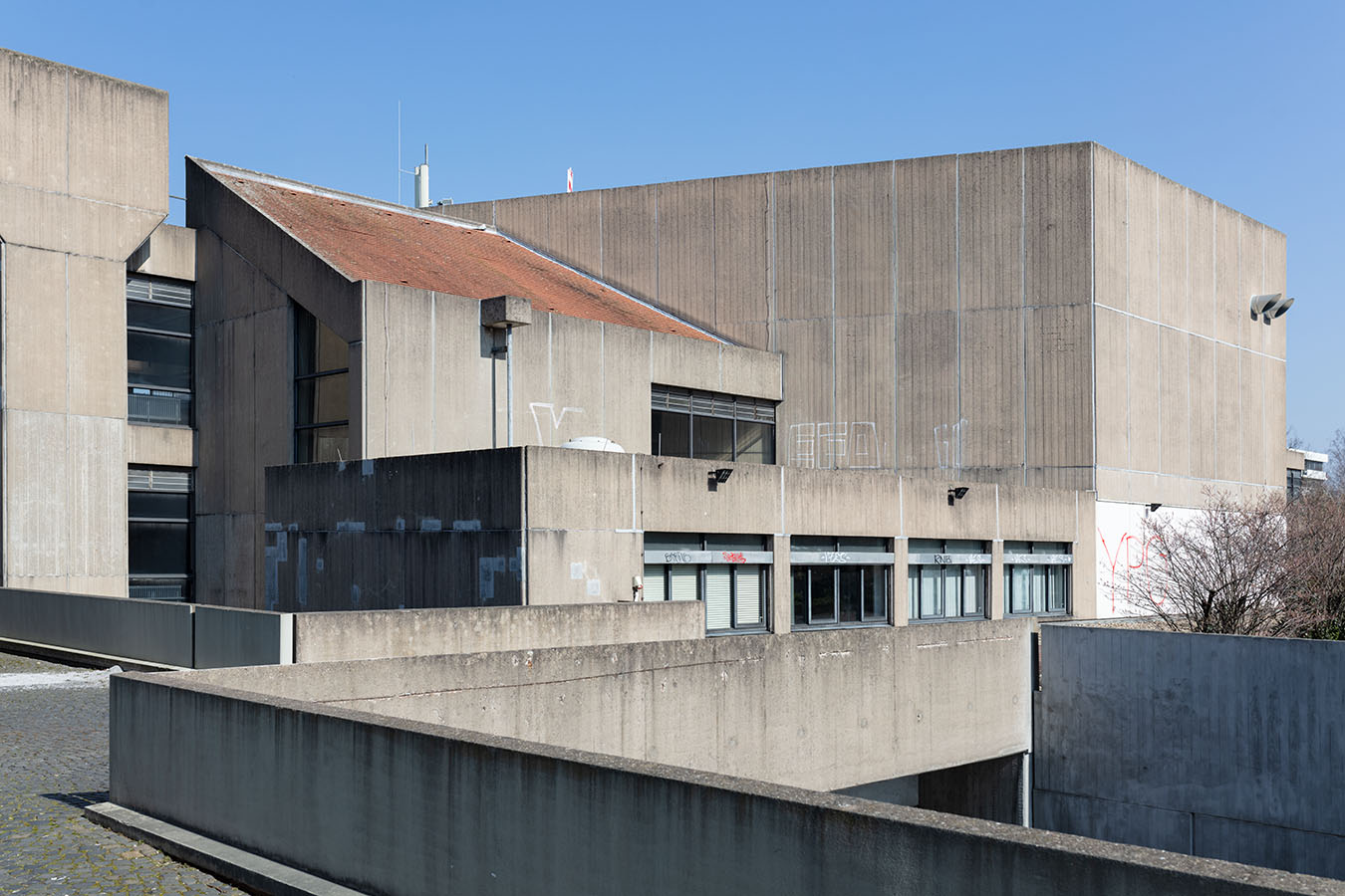 Die Architektur der Ruhr-Universität Bochum - Architekturfotografie des Hörsaalzentrums HZO