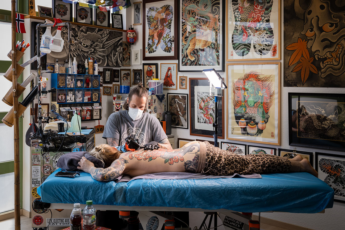 Tattoostudio Hakutsuru, Bochum - Portraitfotografie: Sandor Jordan bei der Arbeit