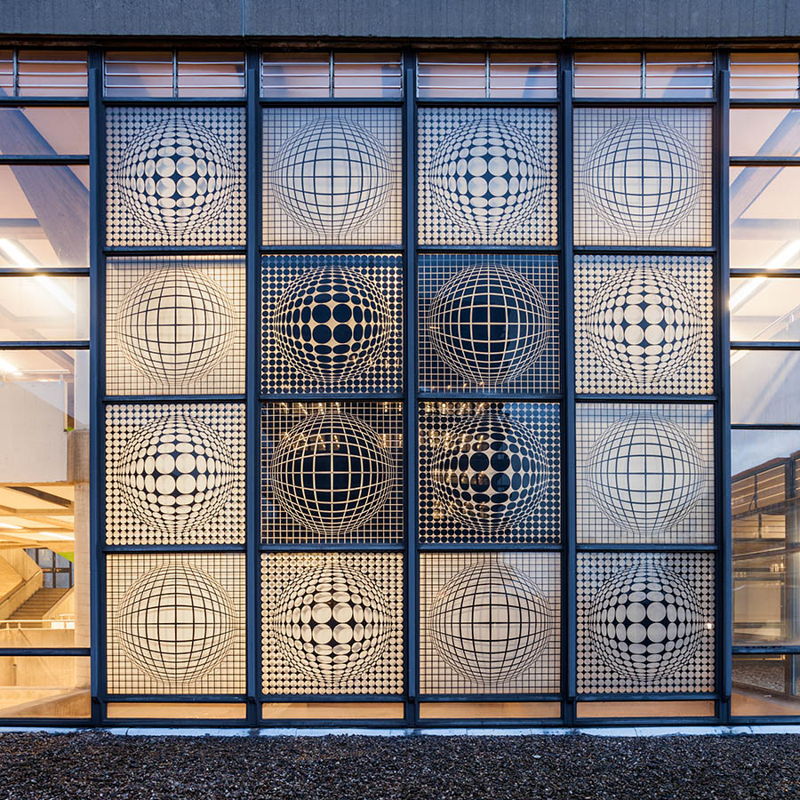 Die Architektur der Ruhr-Universität Bochum - Kunstwerk von Victor Vasarely in den Fenstern der HZO