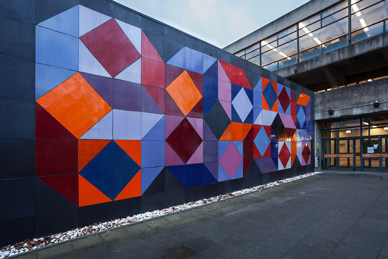 Die Architektur der Ruhr-Universität Bochum - Kunstwerk von Victor Vasarely auf dem Campus